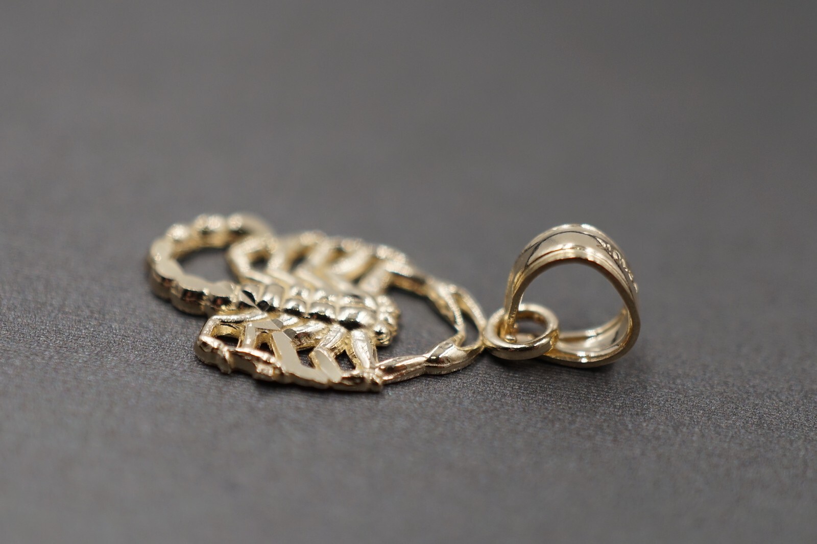 10K Solid Yellow Gold 0.75″ Tiny Diamond Cut Scorpion Charm Pendant.