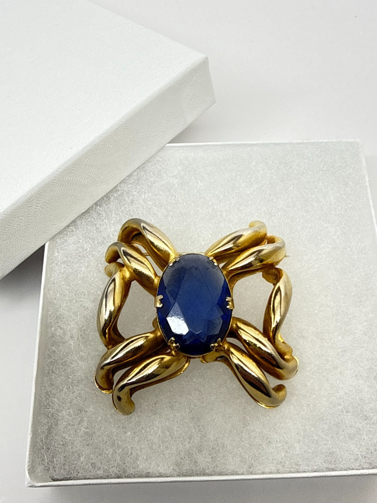 Vtg Designer style oval royal Blue faux Gem Brooch Gold Tone prong set unsigned