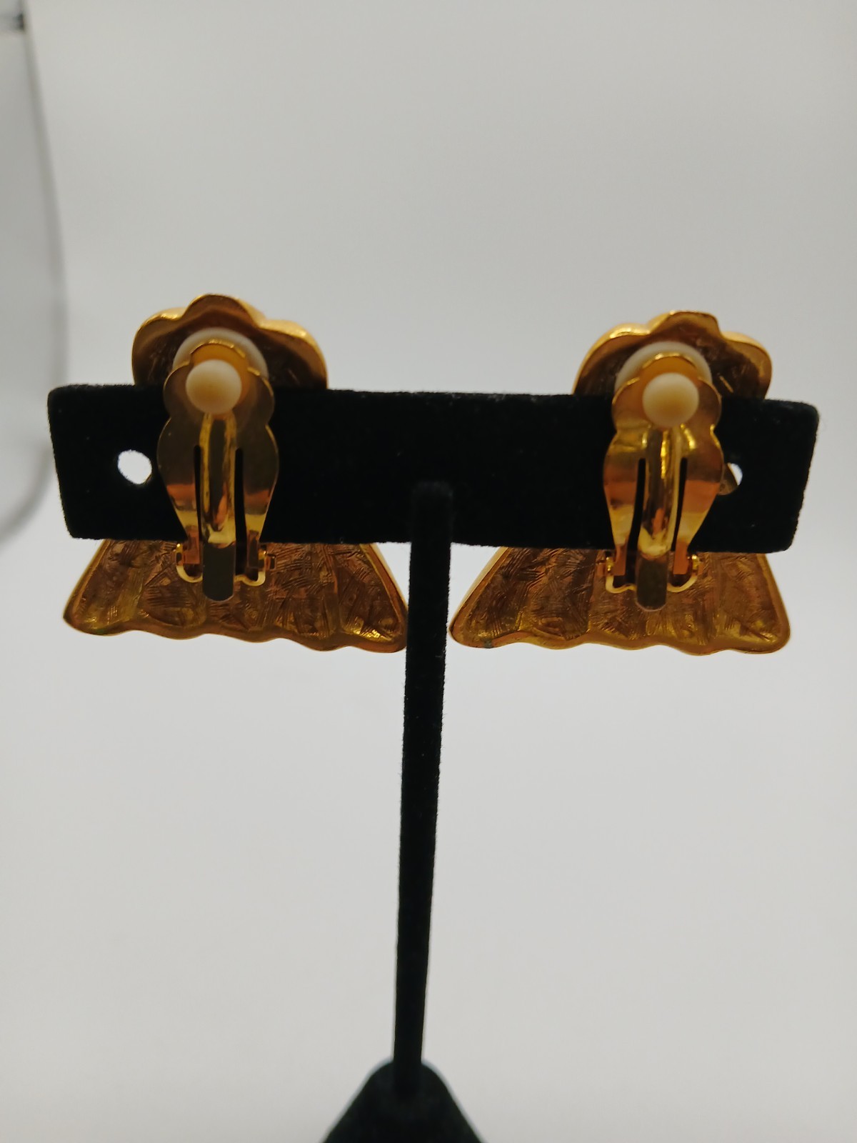 Premier Designs Large Gold Toned Stylized Clip On Earrings. NWT