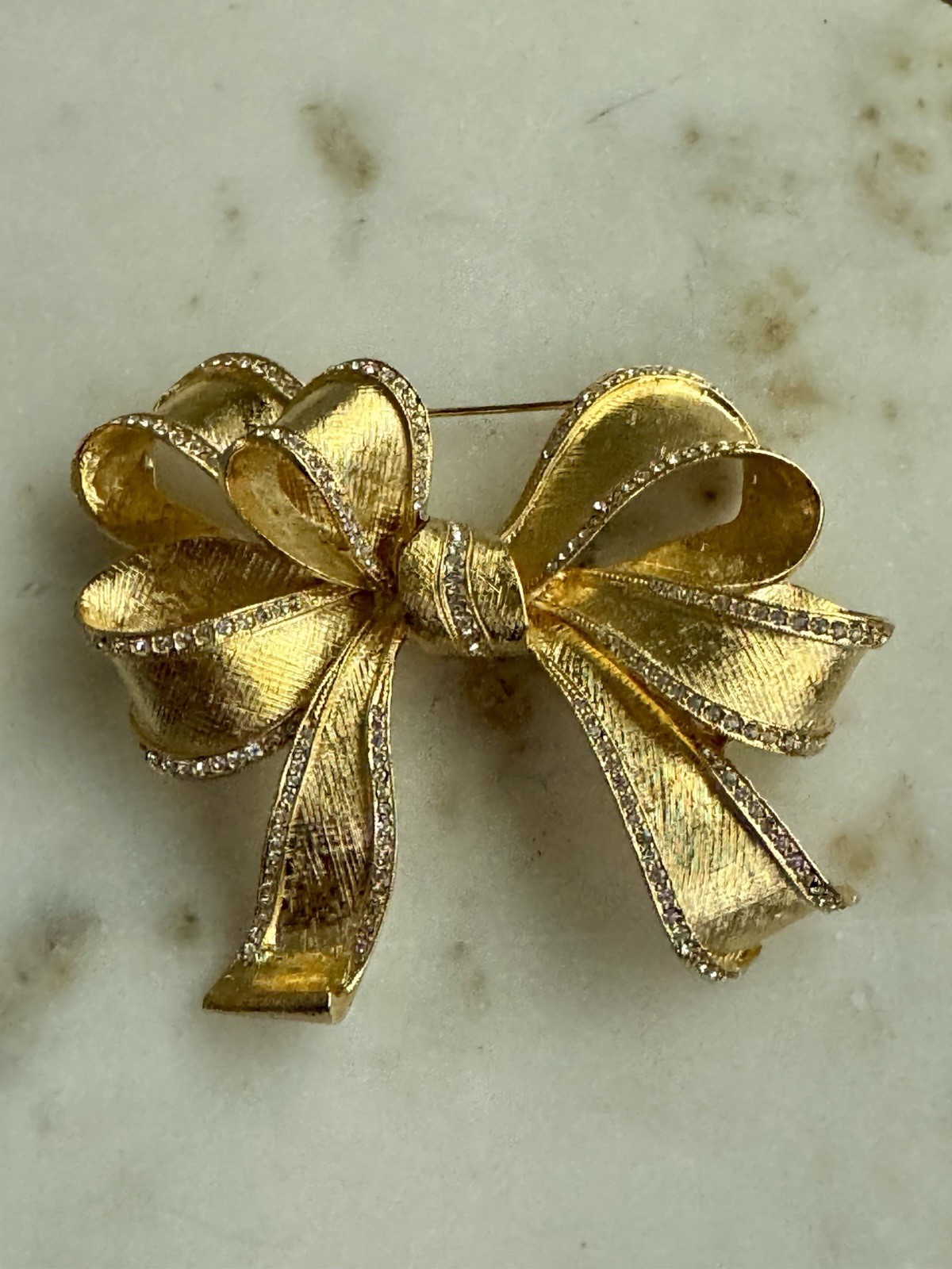 Vintage Elizabeth Cole Brush Gold Ribbon Bow Brooch Pin Pave Rhinestones 3.5”