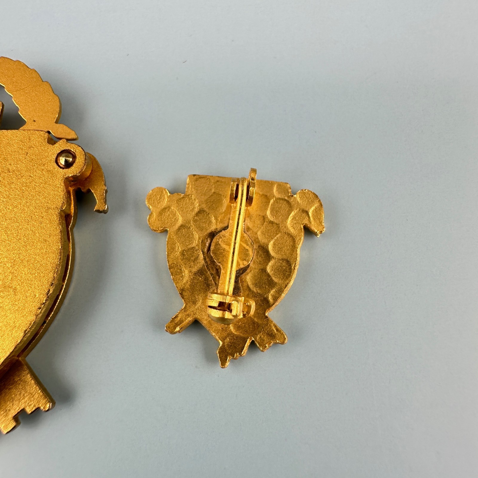 Vintage Coat of Arms Pin Lot Gold Tone Facital Scientia Auctus Opera Pulchritudo