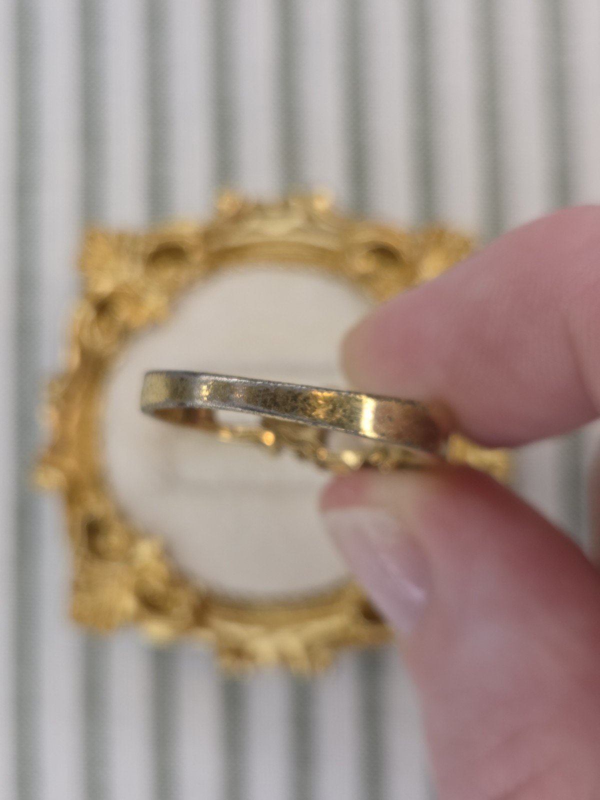 Gold Tone White Round Stone Solitaire w/ Accents Band Ring Size 9 Metal