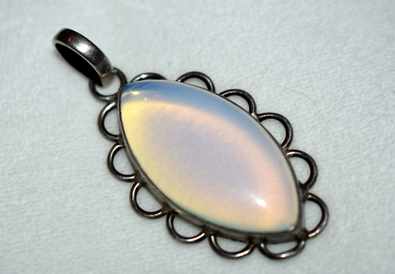 2″L x 1″W Vintage 925 Sterling Silver Pointed Oval Opalescent Pendant