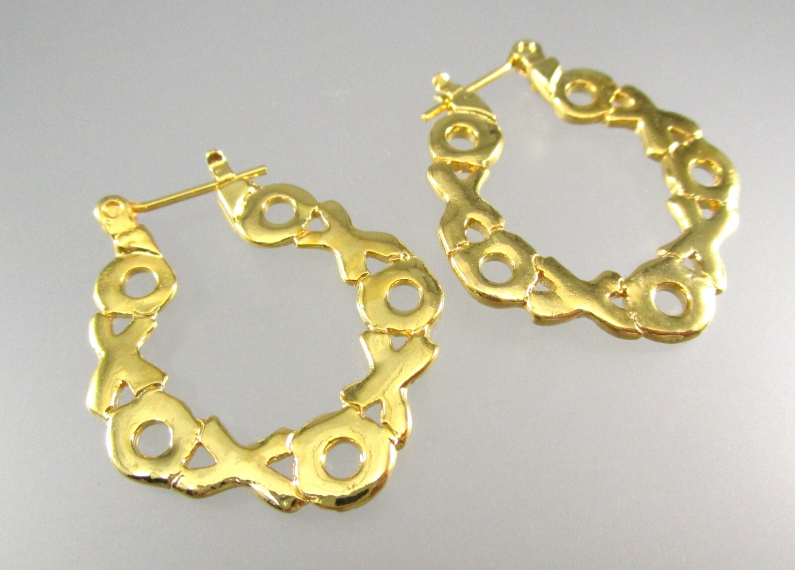 XOXO Gold Tone 1″ Hoop Post Hinged Earrings 114G