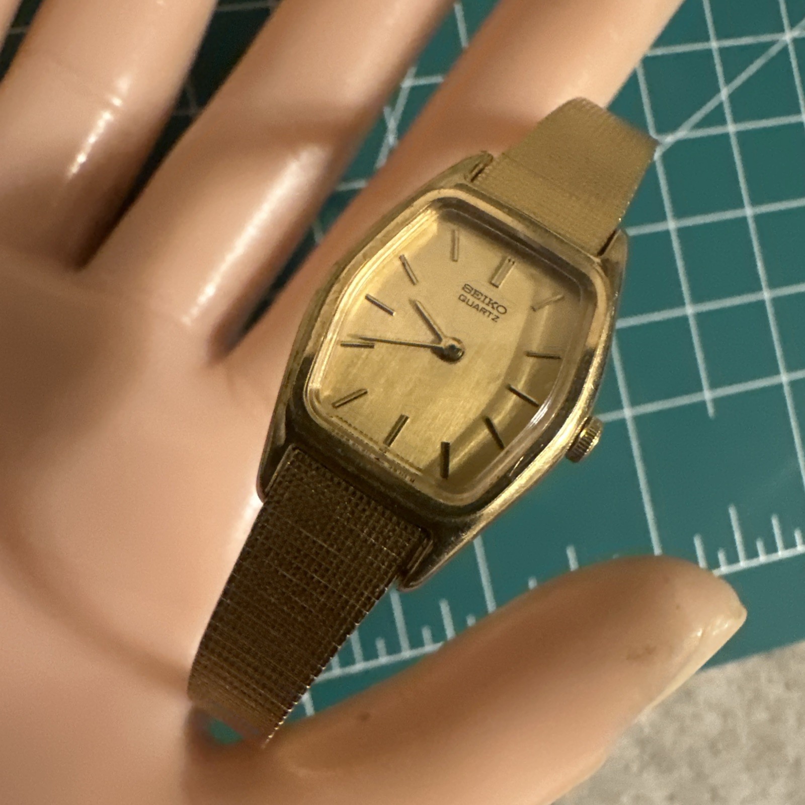 Vintage Seiko Watch Women’s Classic Luxury Gold Tone 2C20-6440 Gold Dial