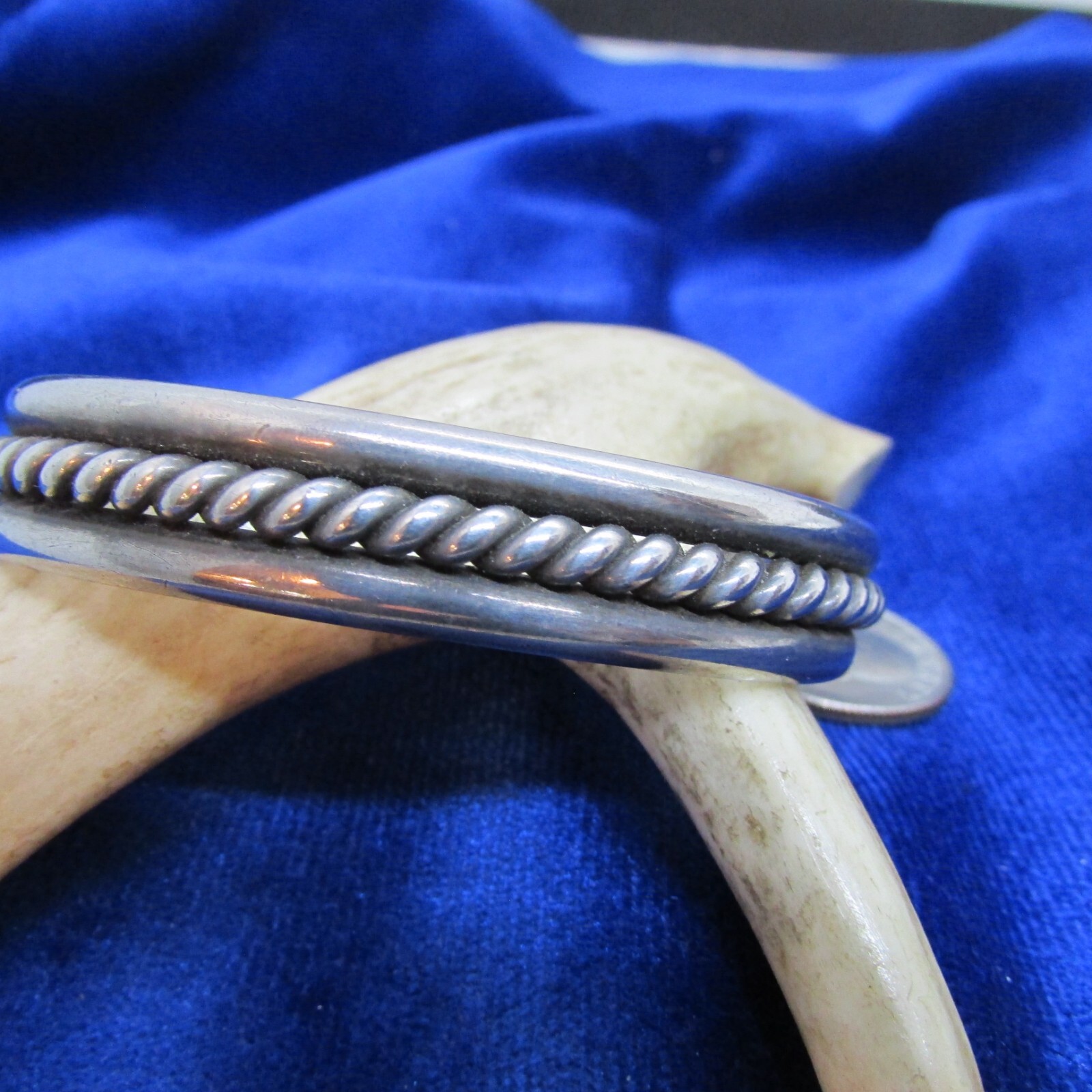 VINTAGE SOUTHWEST N A STERLING CUFF W/ 2 SOLID AND 1 TWISTED BAND