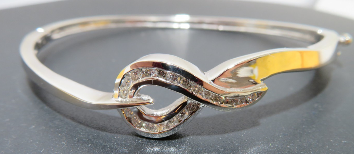 14K WG LADIES NATURAL DIAMOND BANGLE BRACELET 0.20 tcw 7″ LONG 13.38 gr(AI-2922)