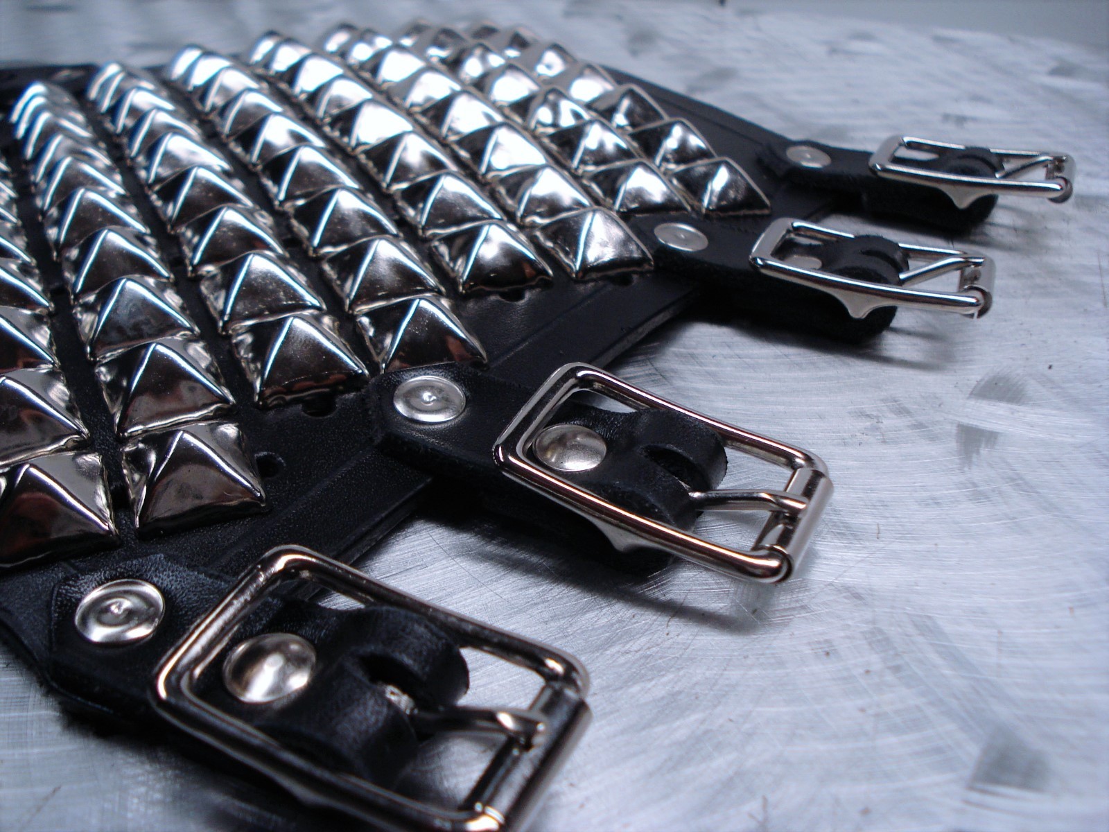 UNISEX STUDDED LEATHER GAUNTLETS.THRASH METAL… (MDLUG0146)…..VOIVOD’S