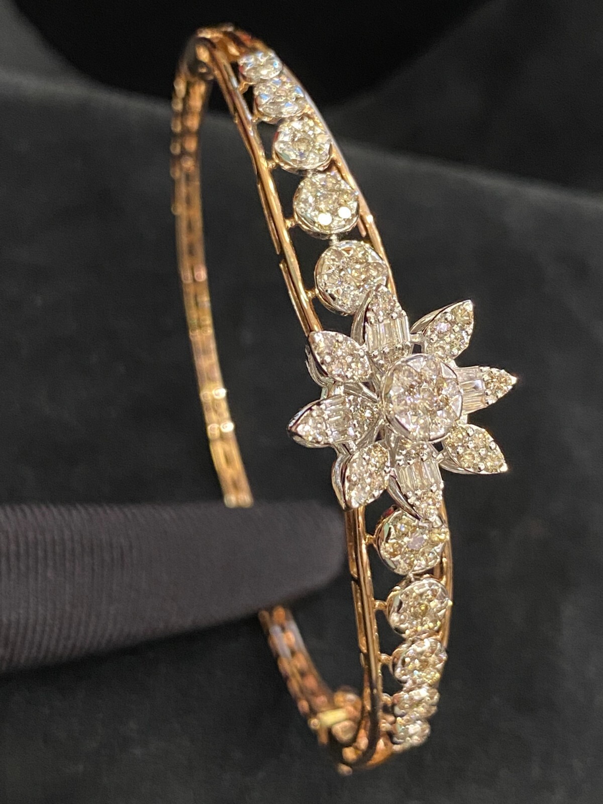 Stunning 1.90 Cts Round Baguette Cut Diamonds Hinged Bangle Bracelet In 14K Gold