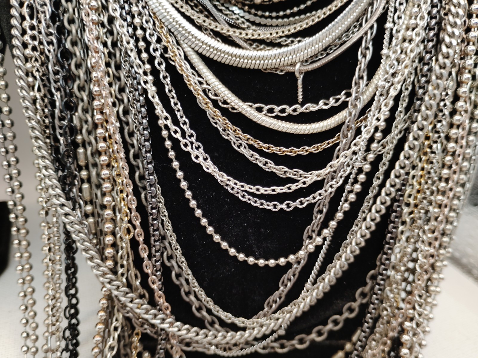 119 Pcs – Gold/Silver/Black Toned Chain Necklaces/Bracelets/Anklets 1.88lbs #685