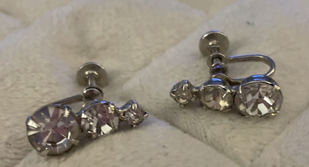 vintage pair With 3 graduating Rhinestones in silver-tone earrings 1950s LP