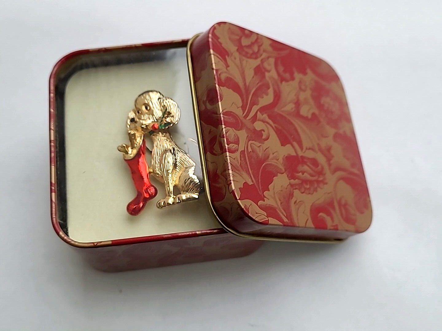 NEW Vtg Gerry’s Christmas Puppy Hound Dog Stocking Gold Tone Textured Pin Brooch
