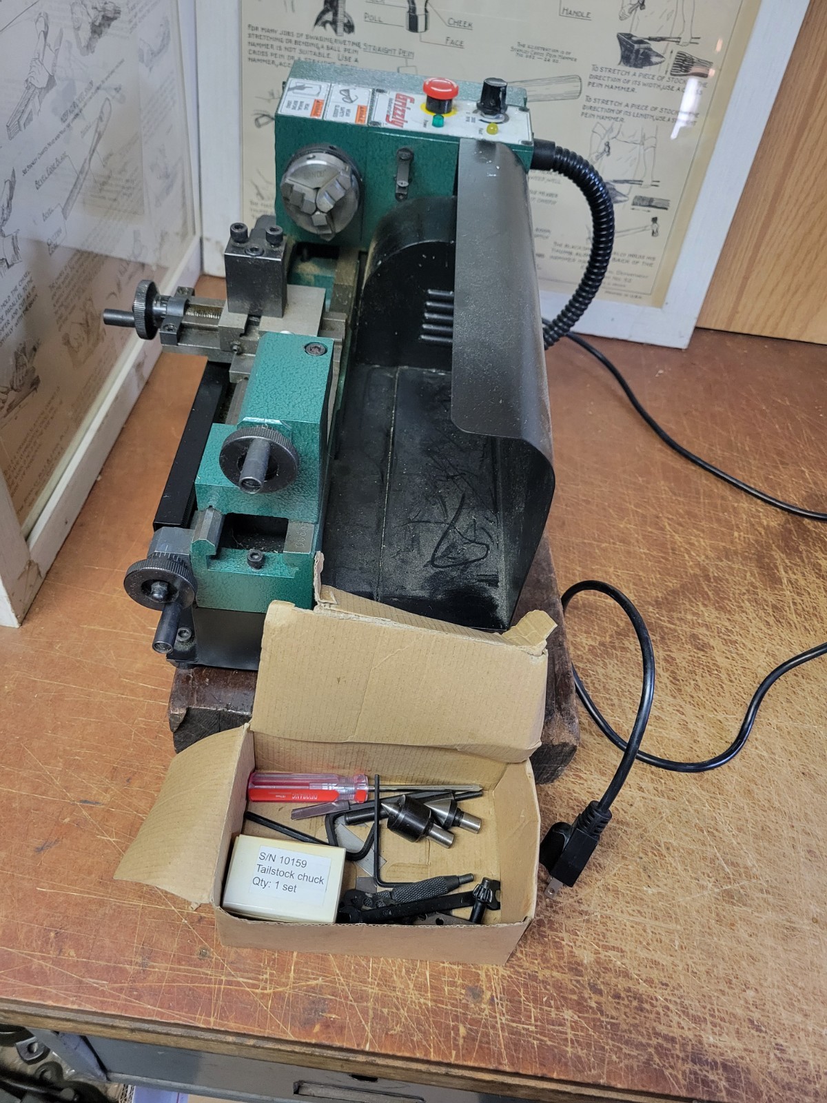 Grizzly G0745 Variable-Speed 4″x6″ Benchtop Metal Micro Lathe, Jewelers Lathe