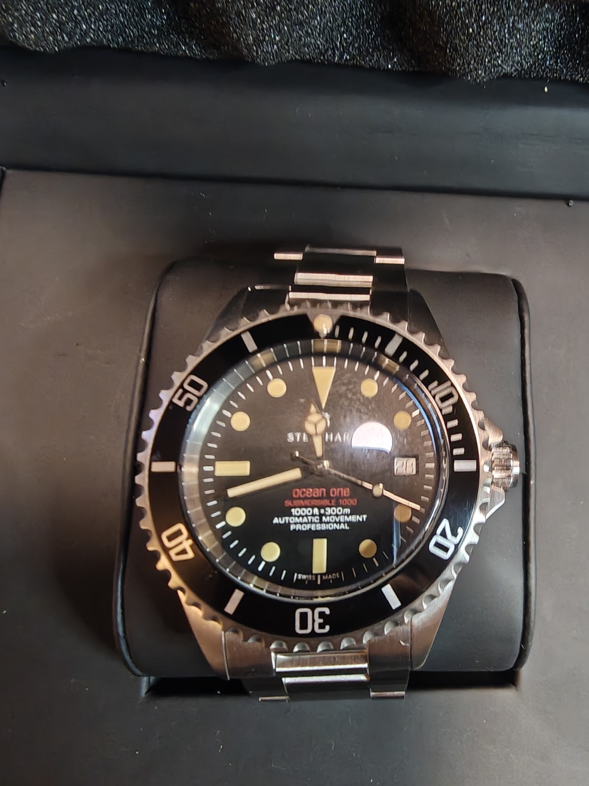 Steinhart Ocean One Vintage Red Swiss Automatic Men’s Diver Watch 103-0657