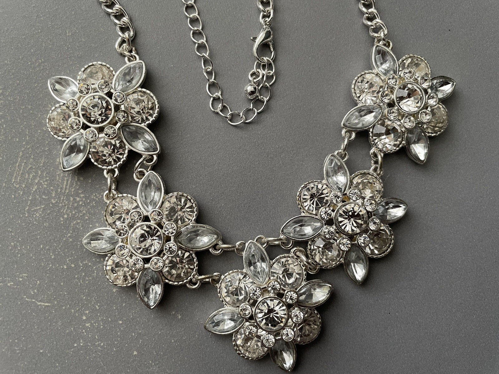 40 cm in length flower design necklace cosmetic silver tone spring ring closure