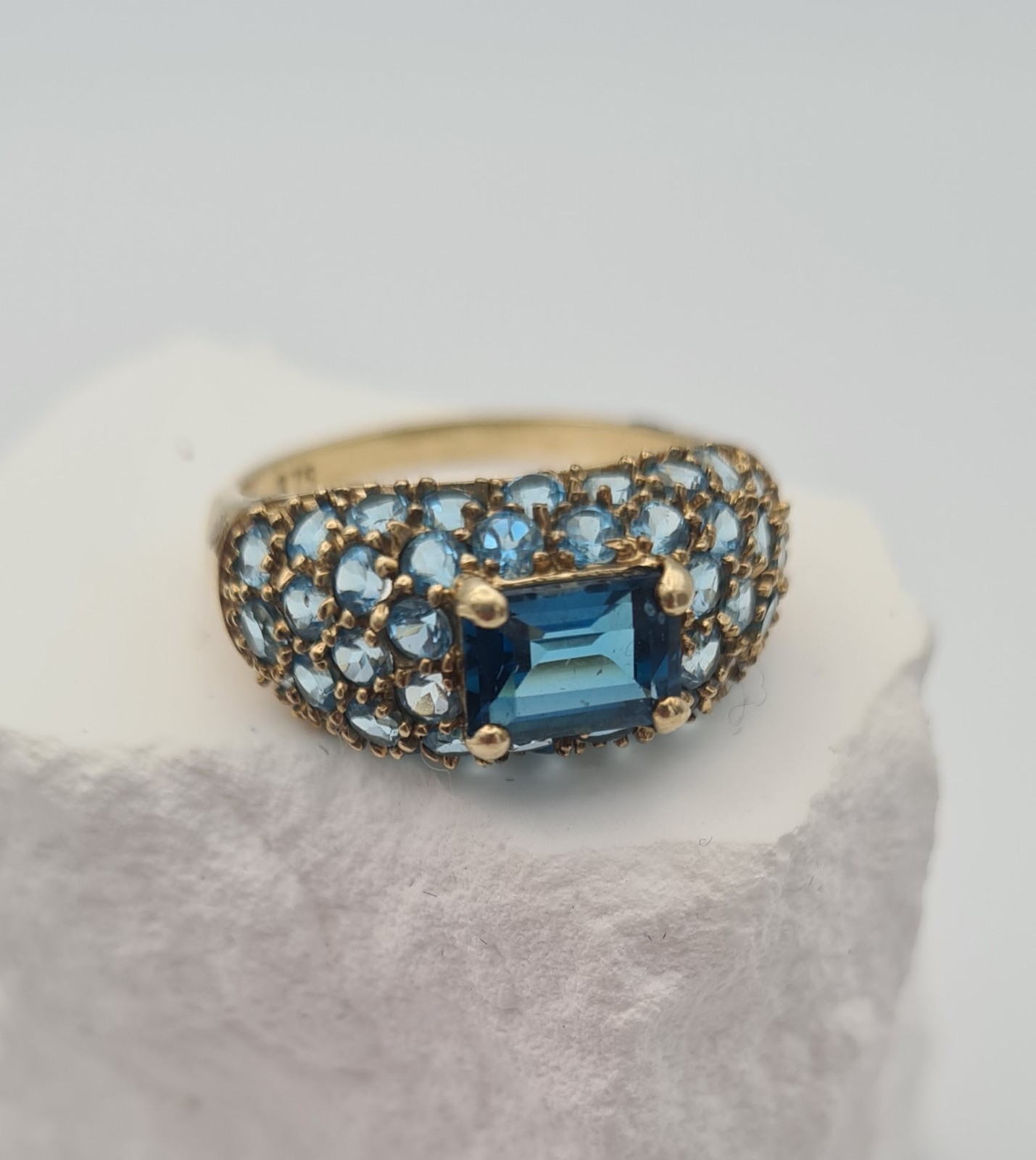 Elegant 375 Yellow Gold Blue Topaz Trim Ring