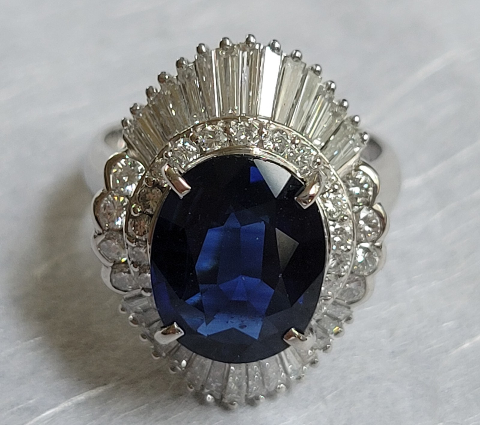 GORGEOUS ESTATE 4.90 CT OVAL CUT SAPPHIRE 1.47 CT DIAMONDS P900 RING SZ 6 – FS