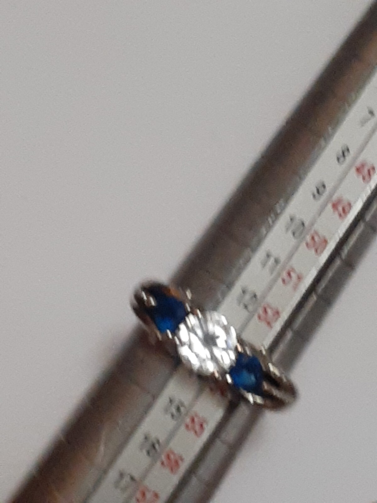 blue & white/colorless prong set stone trio Silvertone ring size 6.5