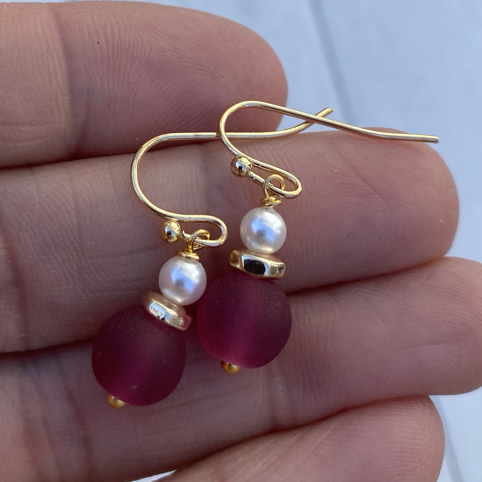 Min Favorit Fuchsia Pink Sea Glass, White Freshwater Pearl & Gold Pl Earrings