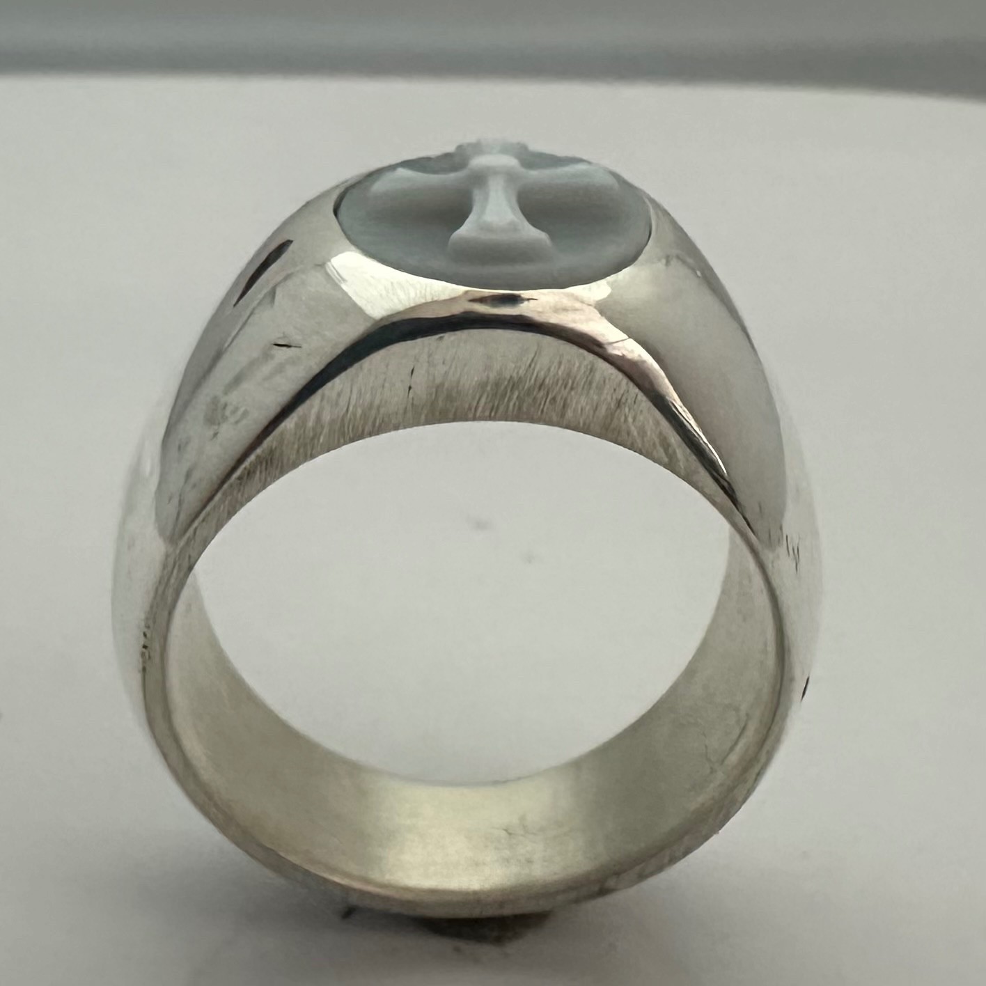 MJG STERLING SILVER RING. 14 x 10MM AGATE INTAGLIO CHRISTIAN CROSS. SZ 9 3/4