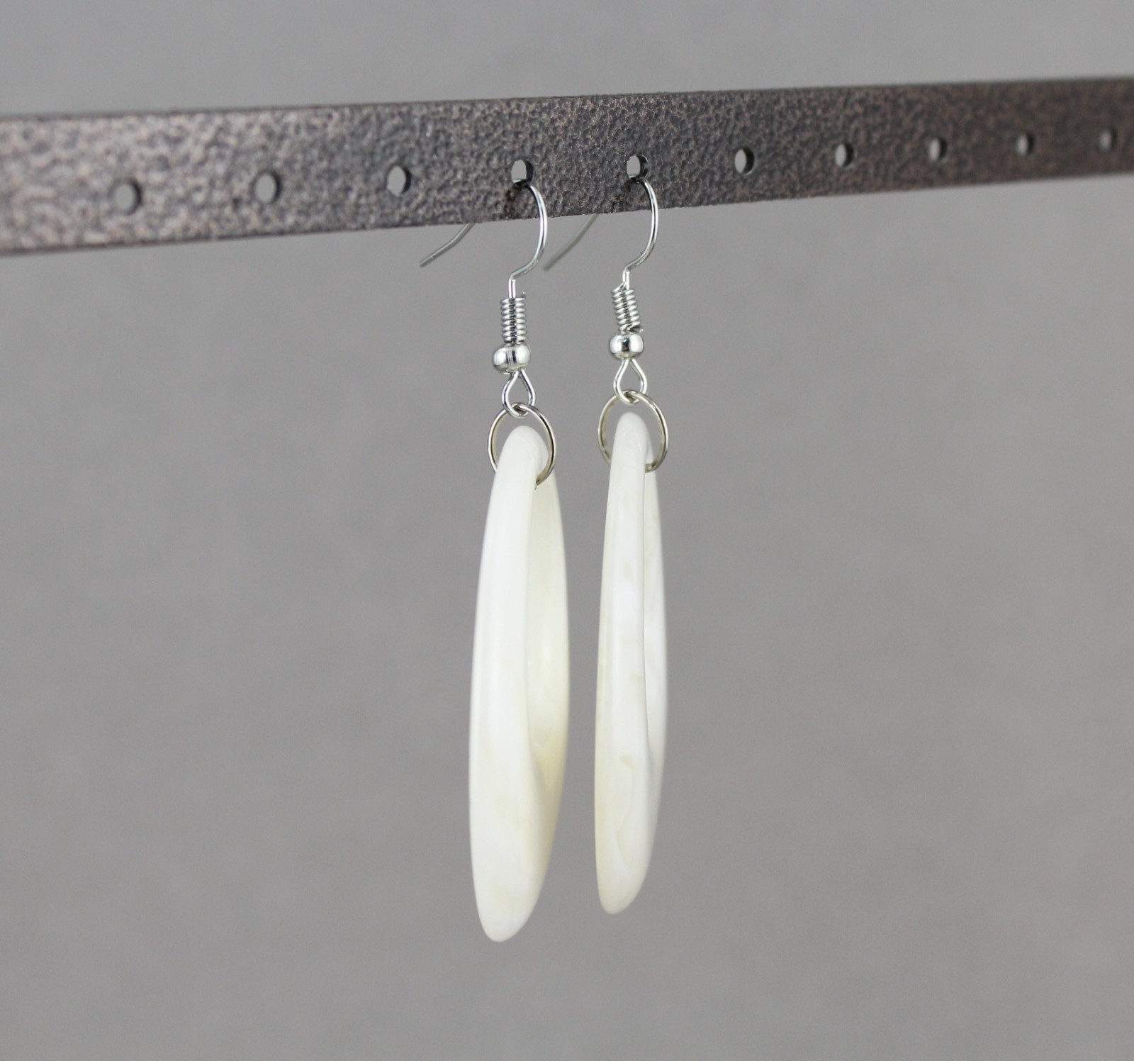 White teardrop earrings lightweight dangle marbled oval outline 2.5″ long