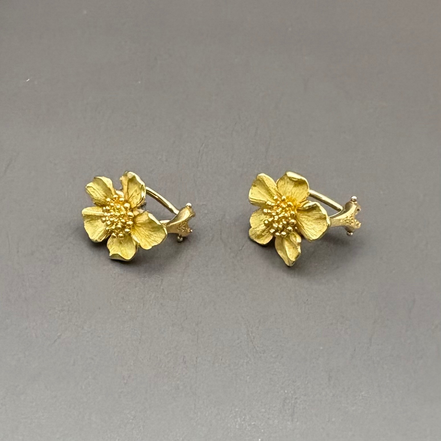 Tiffany & Co. 18K Gold Dog Rose Flower Earrings w/ Case Pouch and Box