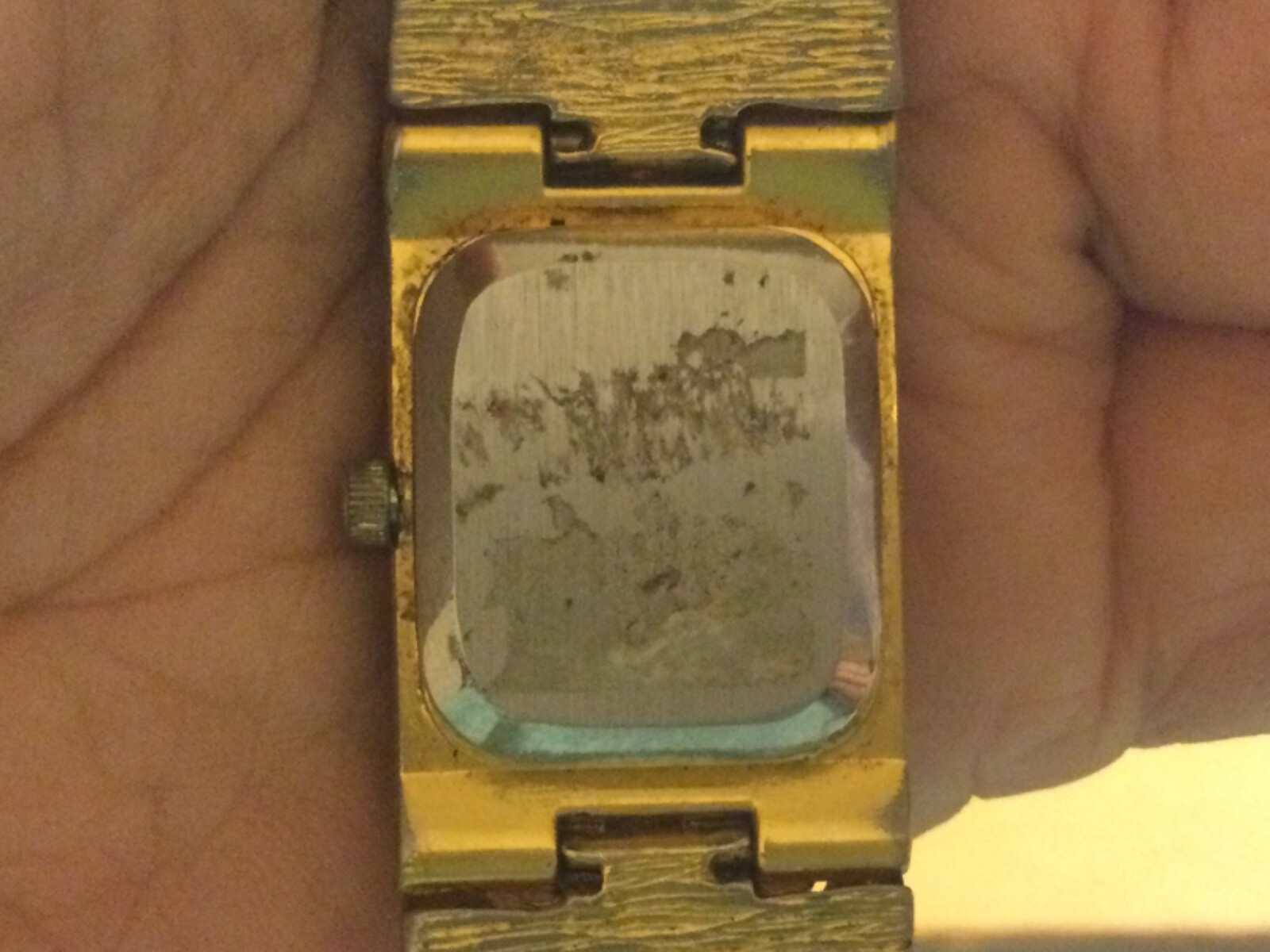 Fashion Wrist Watch for Woman Ladies Gold Band White Face runs