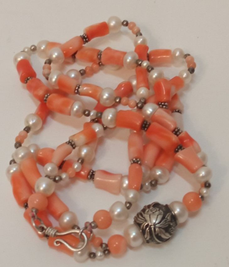 E5SE Vtg Pink Coral Pearl Necklace with Charm Clasp and Silver Balls 45cm