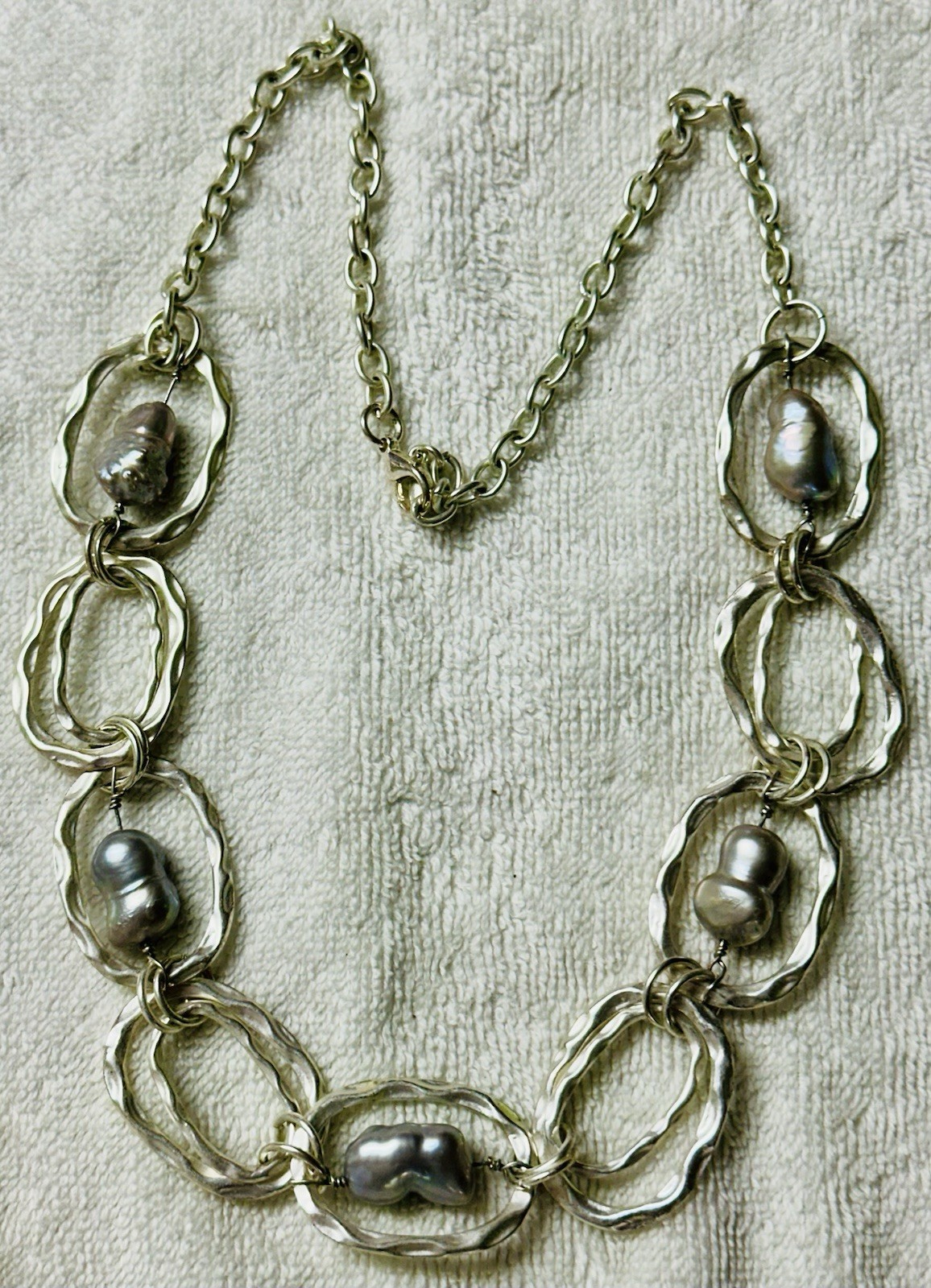 Hammered Silver Tone Oval Link Pearly Bead Collar Necklace n0357