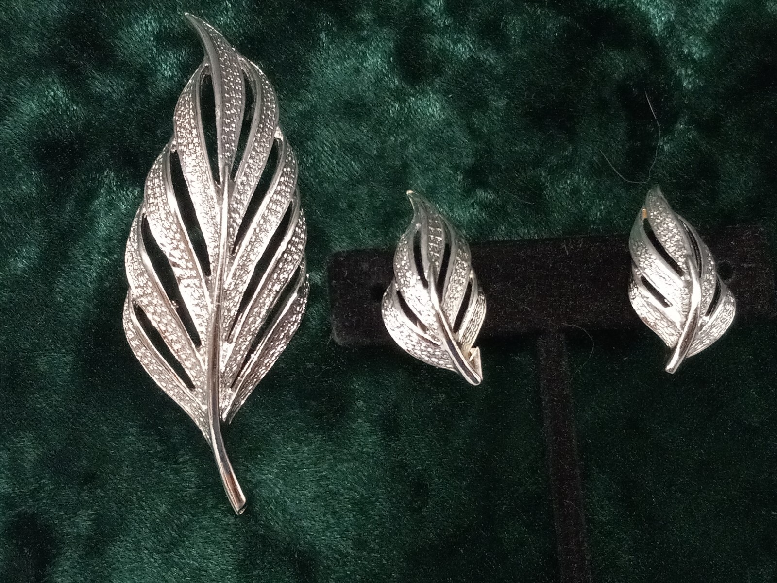 Detailed open work design silver tone Leaf Brooch & Clip-on Earring Set