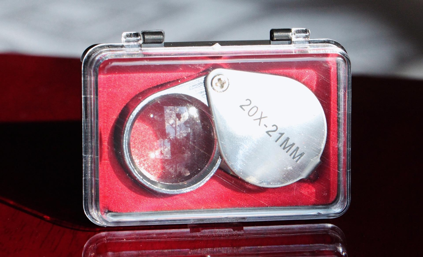 One(1) Jeweler’s loupe 20x magnifier 20x21mm in box and case