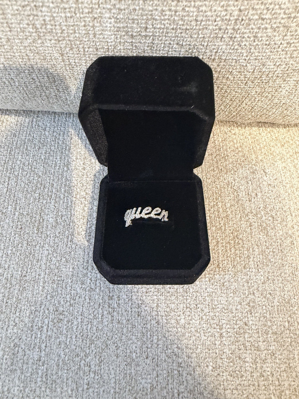 10K White Gold Real Diamond Women’s Cursive “QUEEN” Band Right Hand Ring