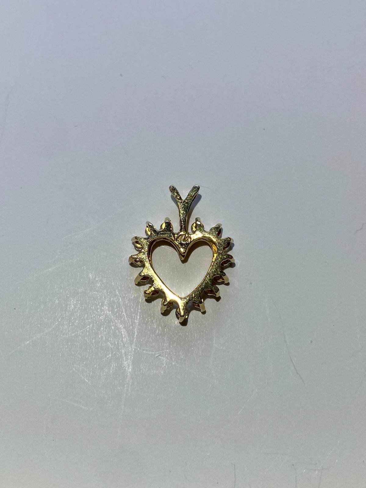 Gold Heart Pendant / 16 Diamonds – Stamped 14K Yellow Gold 1.2 grams -incl. box
