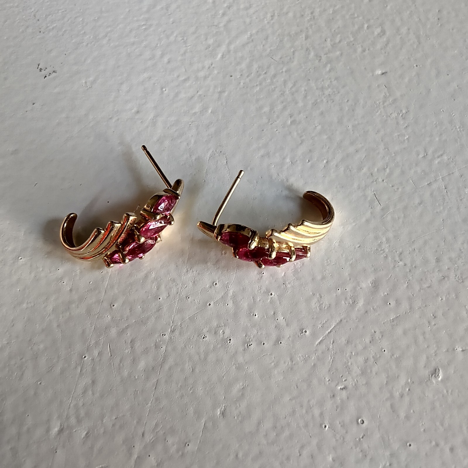 Vintage 14K Yellow Gold Ribbon J-Hoop Earrings Marquise Pink Fuchsia Gemstone 3g