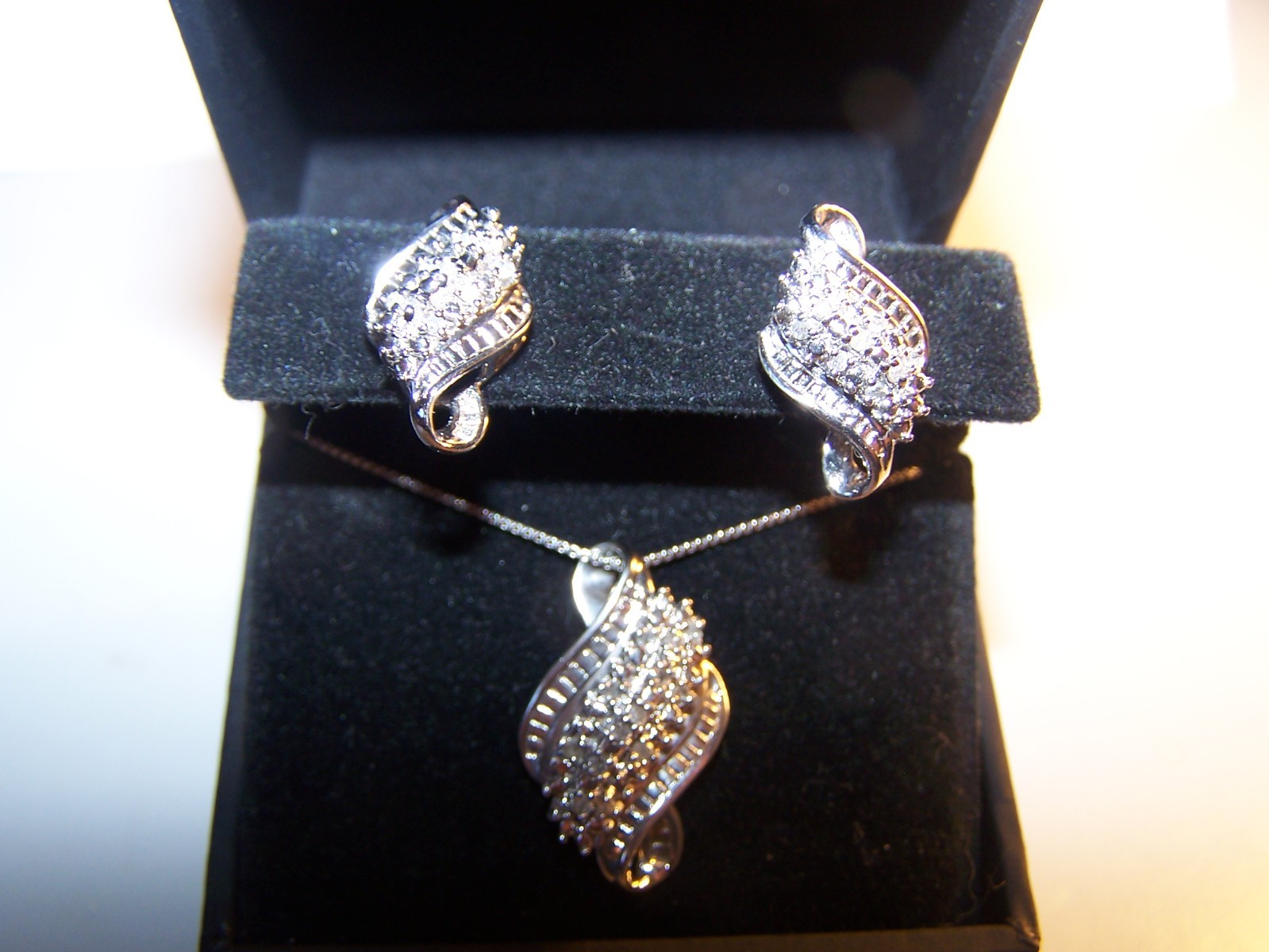 ZALES/KAY’S DESIGNER 27 DIAMOND STERLING SILVER PENDAT,CHAIN & MATCHING EARRINGS