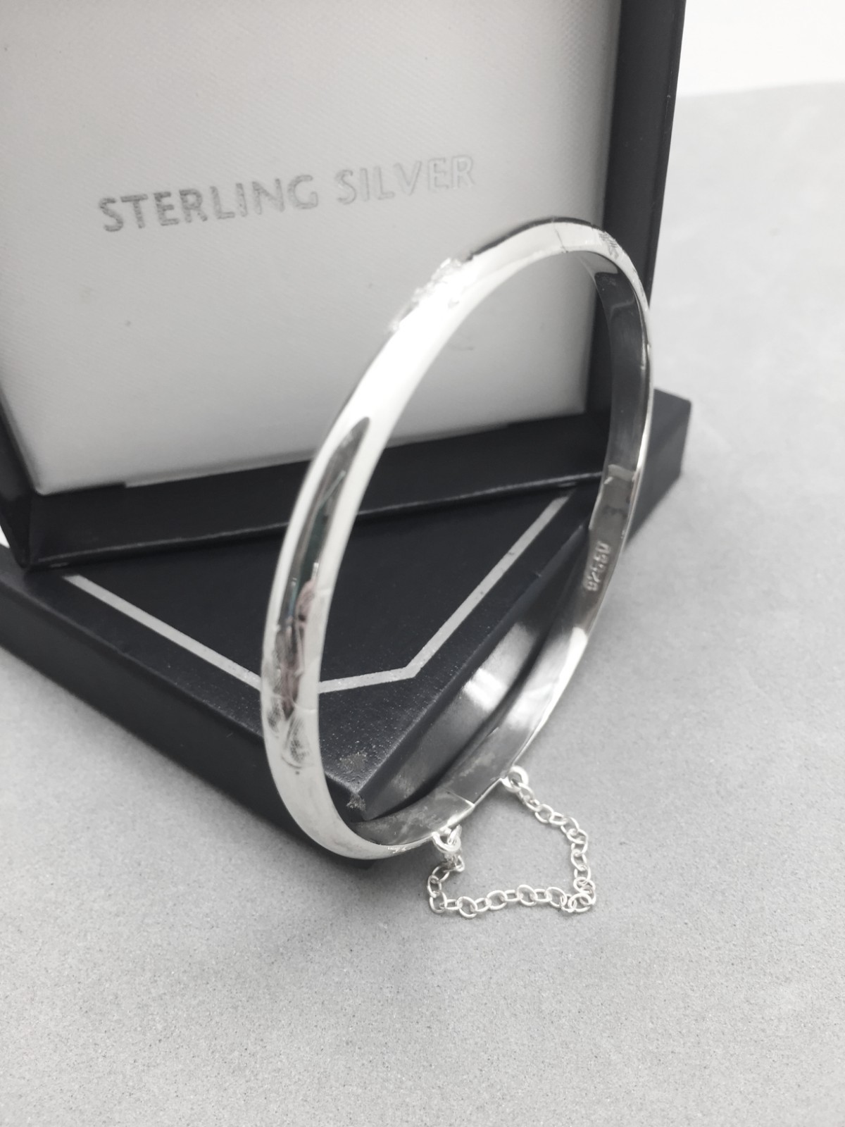 Sterling Silver Designer SU Hinged Locking Bangle Bracelet 5mm Wide 5.7 Gr New