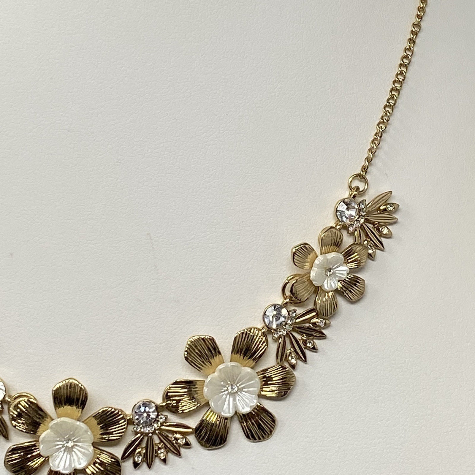 Gold Tone Chain Necklace Flower Links Collar Rhinestone Center Summer 20″