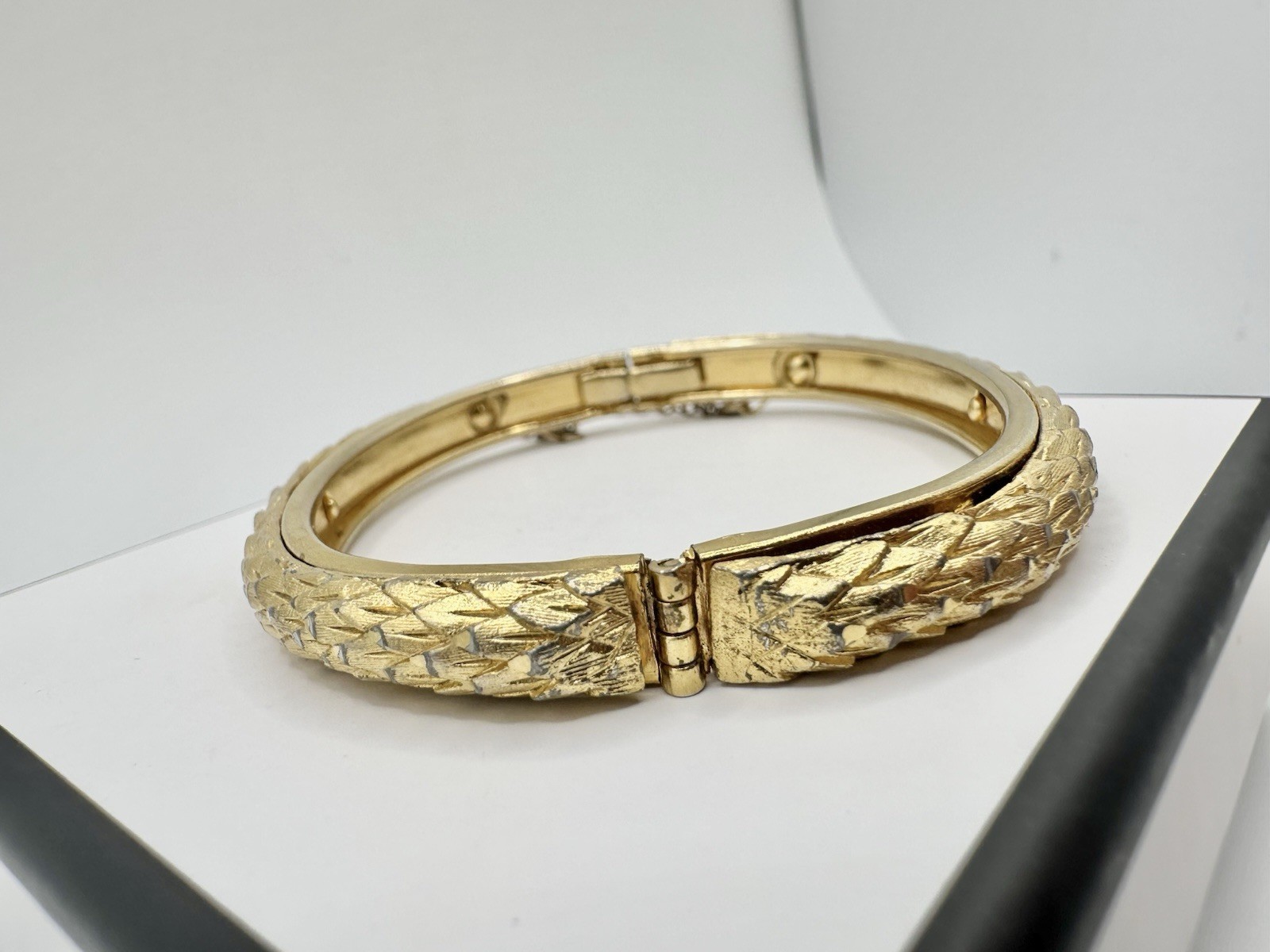 VTG Gold Tone Hinge Bangle Snake Skin Textured Bracelet Unsigned Estate MCM Read