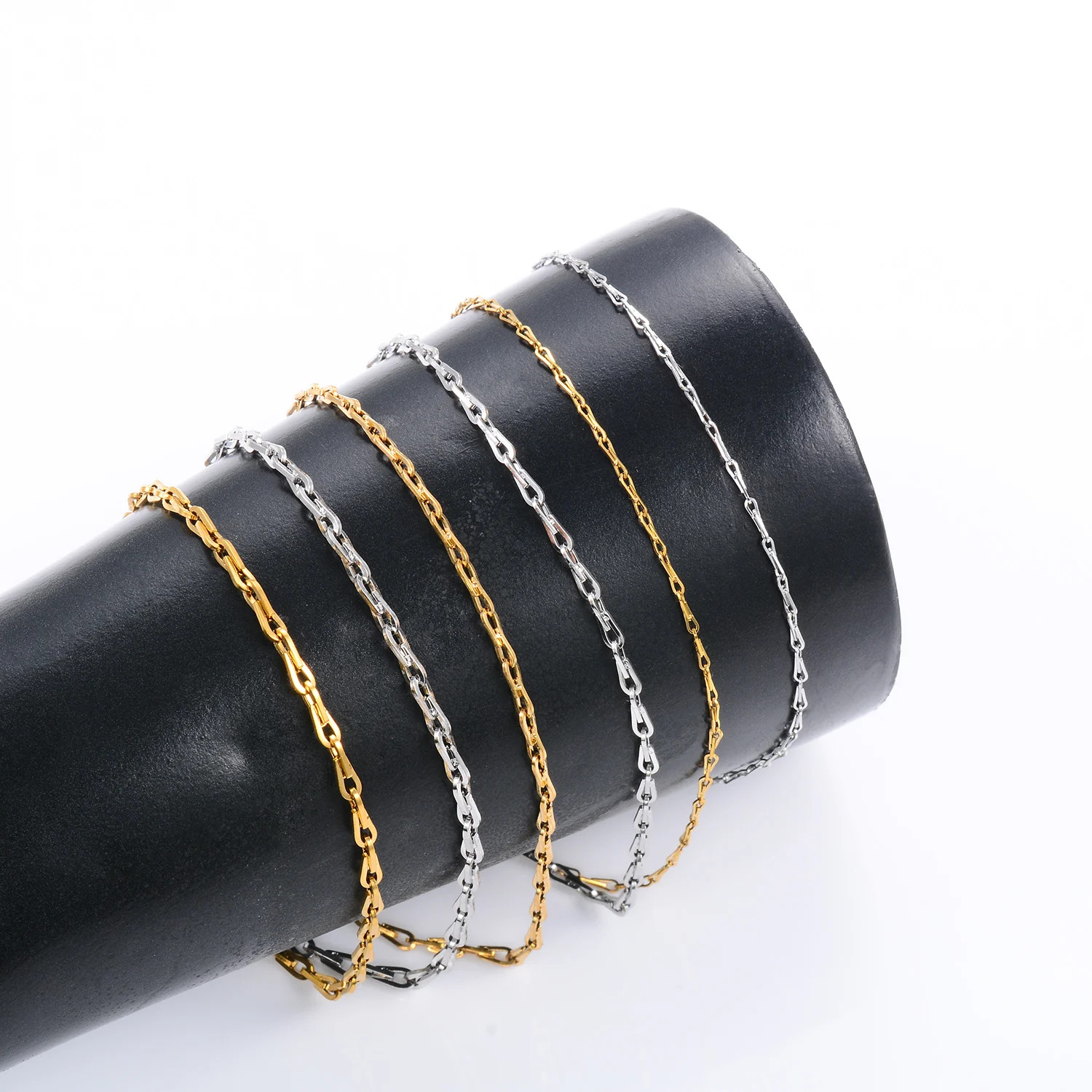 316L Stainless Steel Thin Necklace Cable Chain on the Neck PVD Gold Plated Water