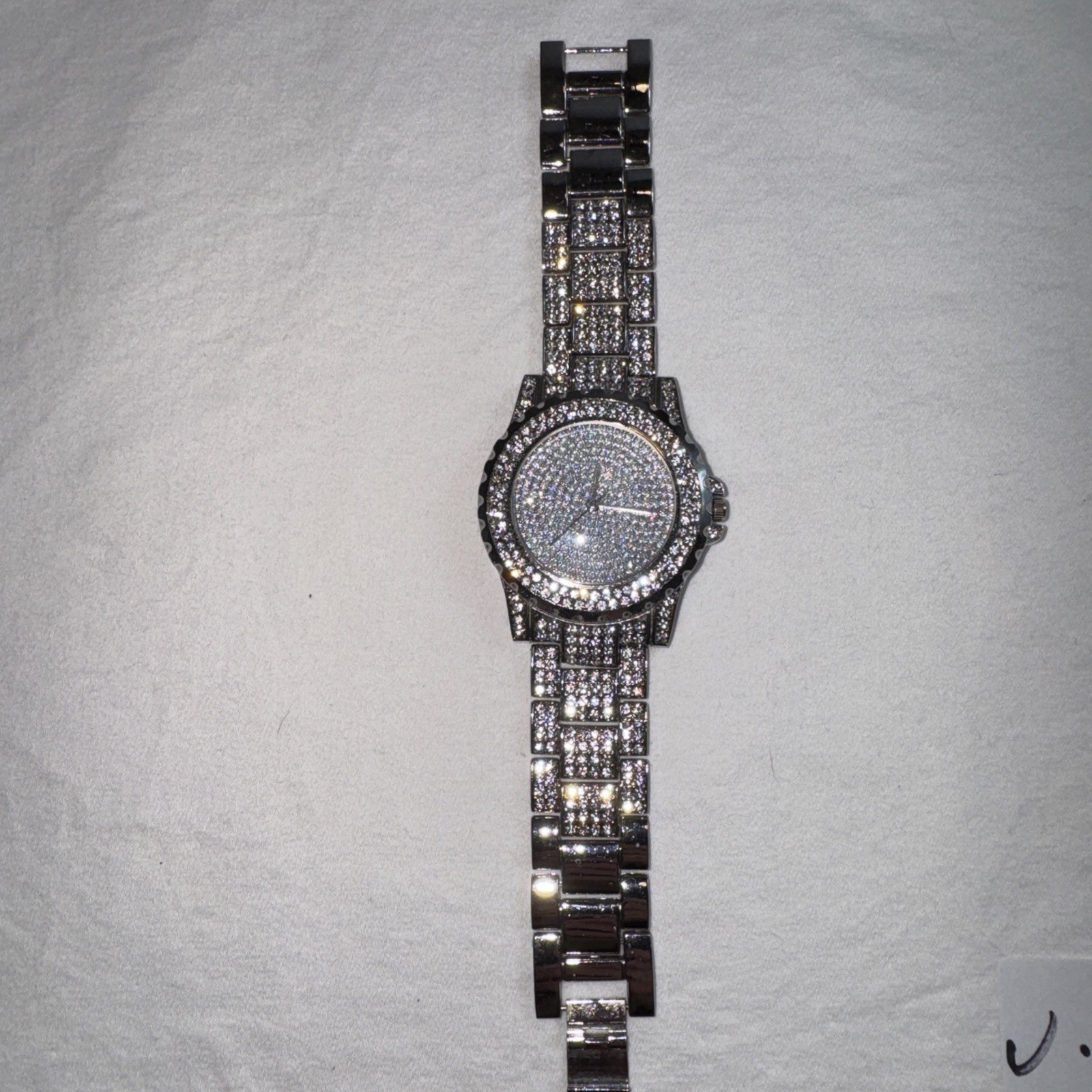Silver Tone Luxury Analog Wristwatch Pavé Dial Metal Bracelet Round Fixed Bezel