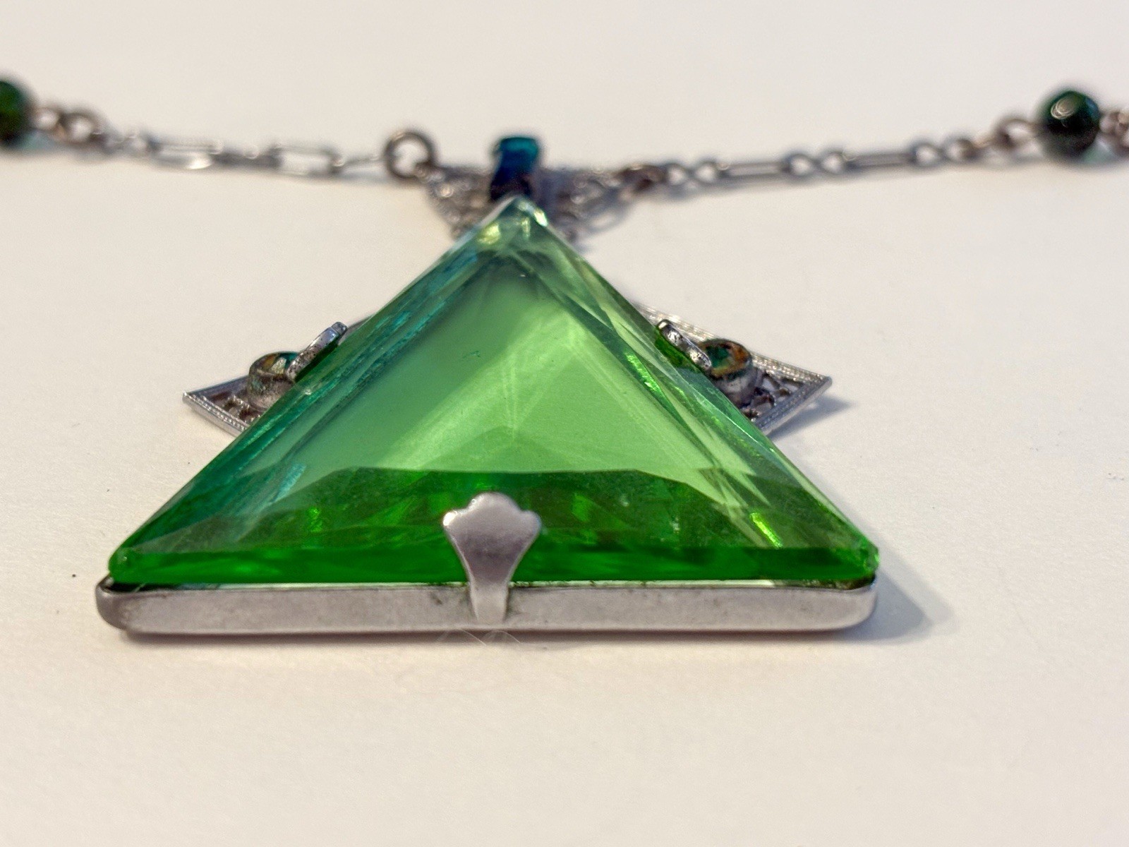 Vintage Art Deco Green Glass Geometric Pendant Necklace – Filigree 1920s/1930s