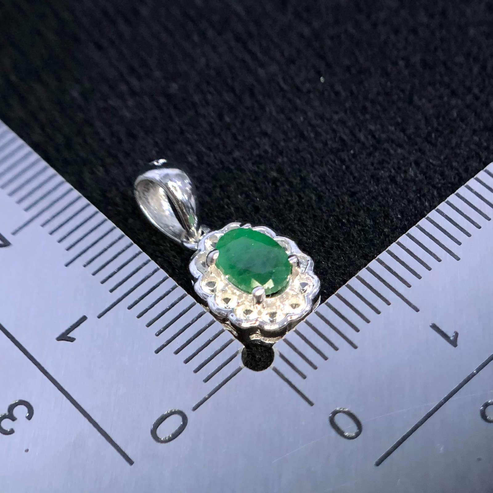 Natural Emerald Gemstone 925 Sterling Silver Pendant Oval Top Rich Green