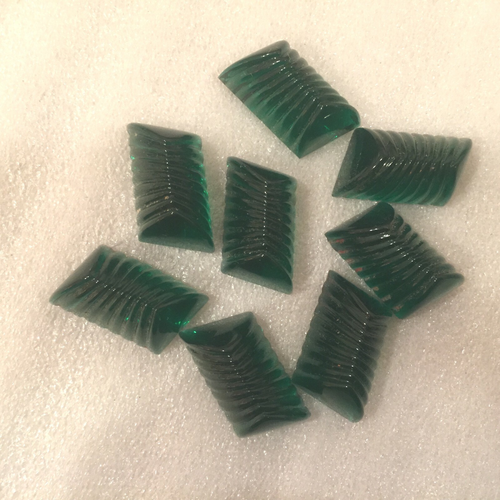 AM1023 19.5x12x10.2mm emerald parallelogram high cut grooved glass cabochons (6)