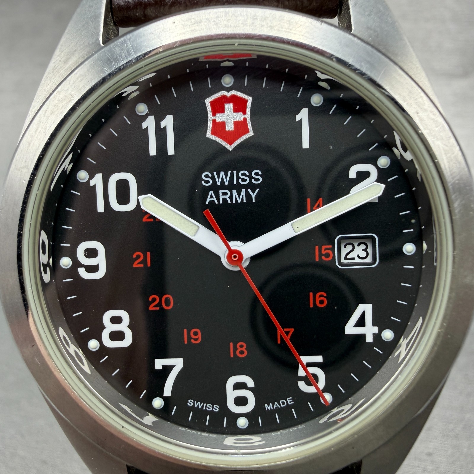 Victorinox Swiss Army Garrison Watch Men 40mm Black Dial Steel Date Round Worksd