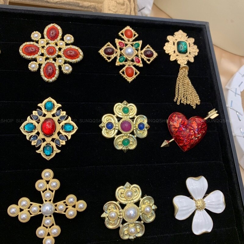 Classic Women Vintage Crystal Pearl Badges Pins Retro Palace Rhinestone Brooches