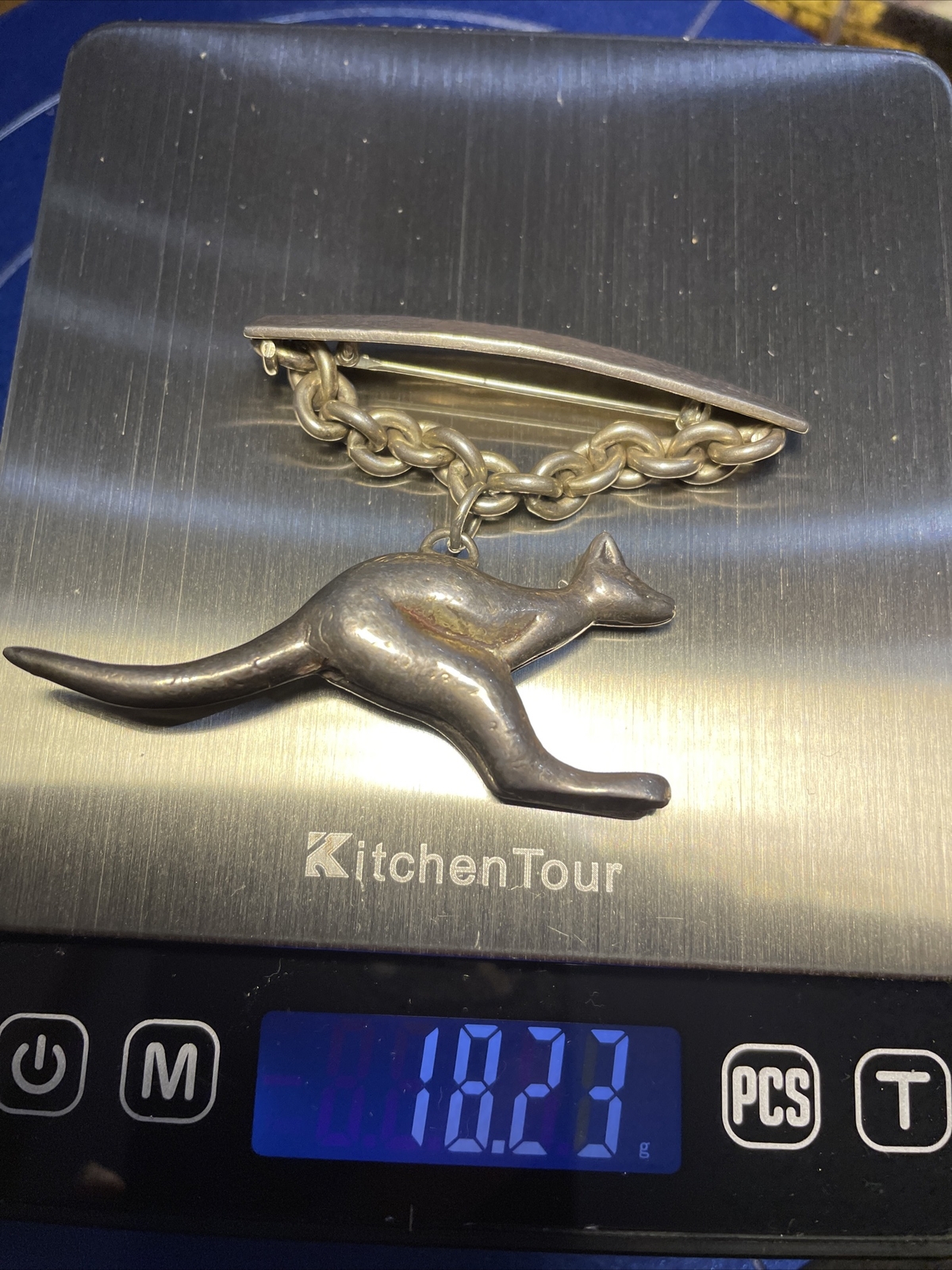 SUSAN CUMMINGS sterling silver IWLF HAMMERED BAR KANGAROO DANGLE BROOCH PIN