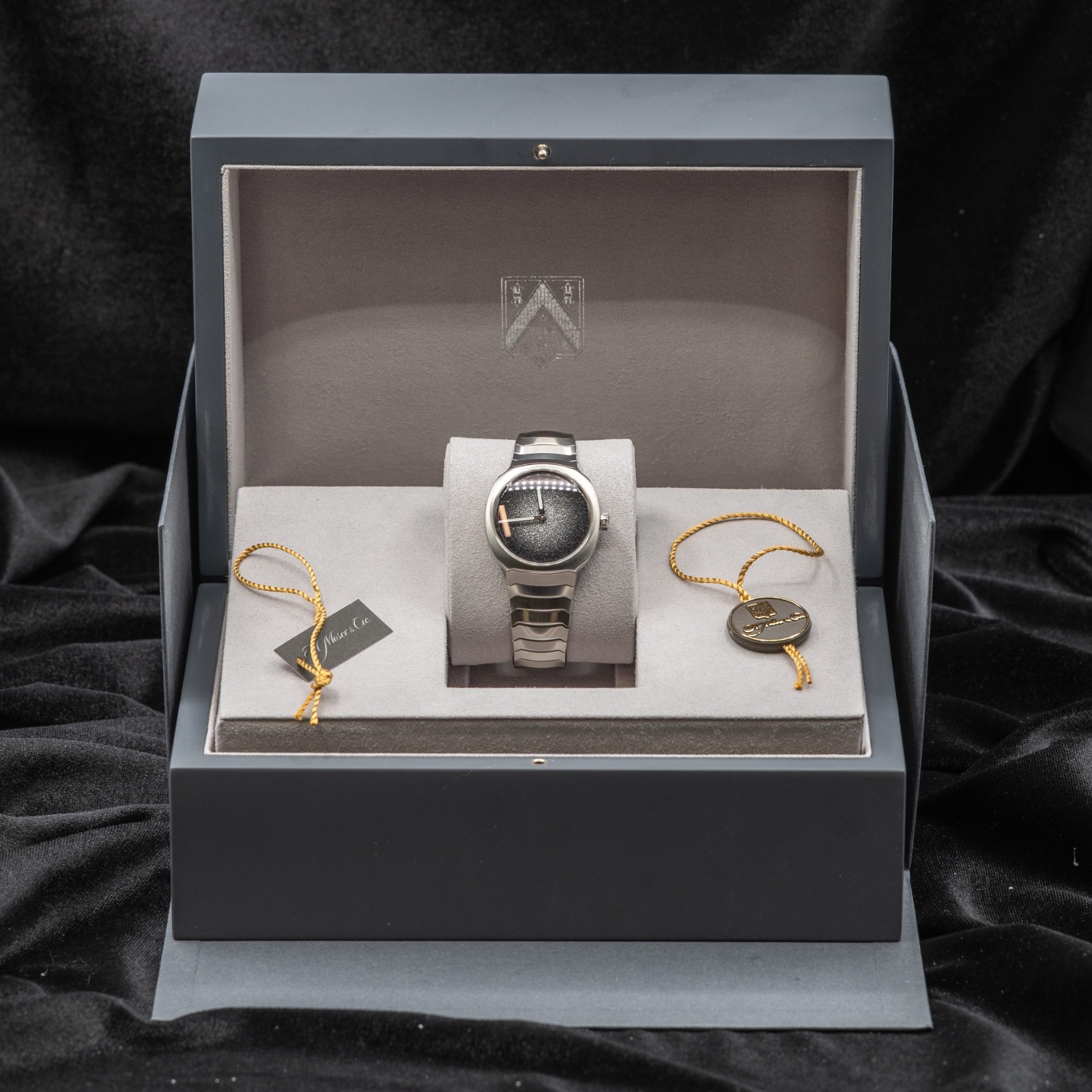 H. Moser & Cie. Streamliner Two Hands, Silver frosted dial Full Set 2026!