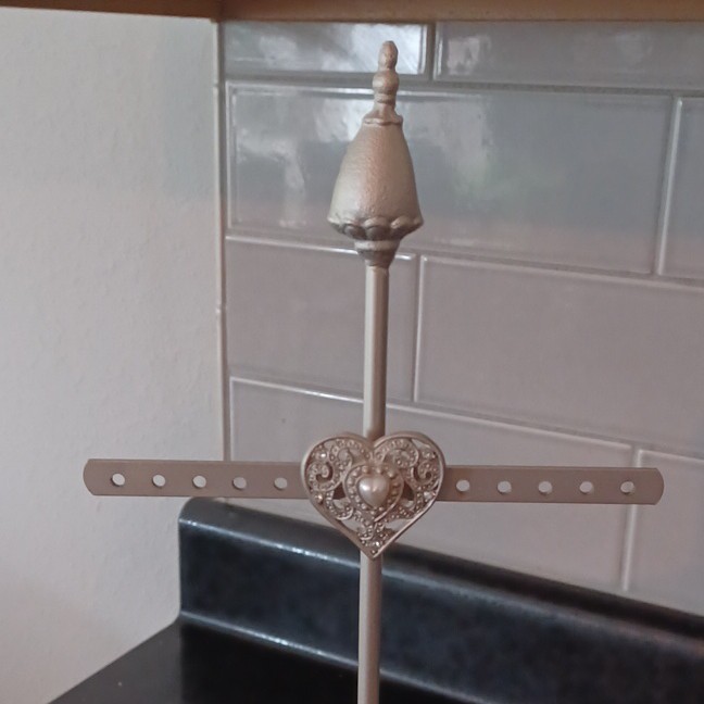 Metal Hanging Jewelry Stand for Earrings, Beige Heart Theme, Holds 30 Pairs