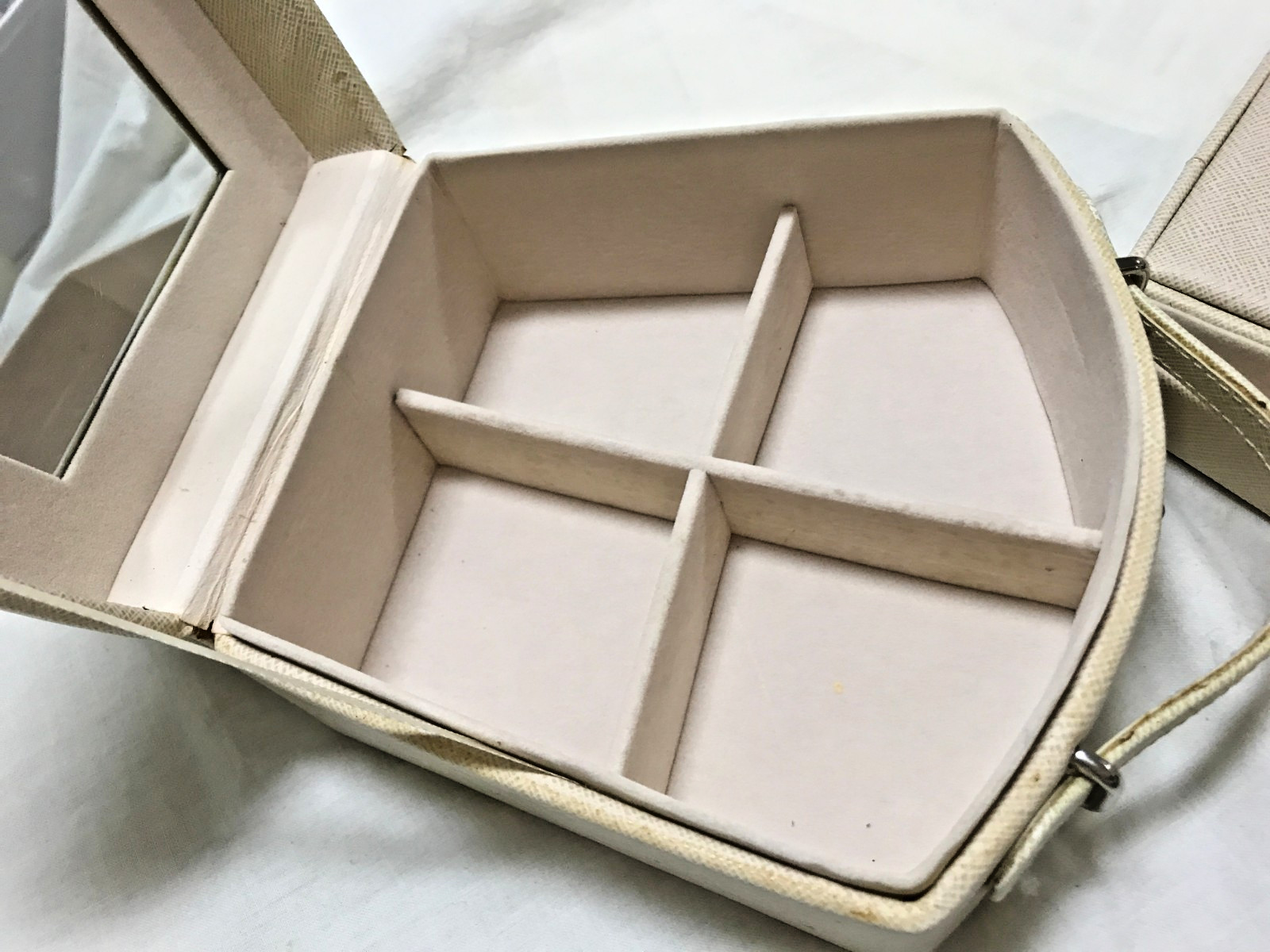 VINTAGE COMPACT JEWELLERY CARRY CASE