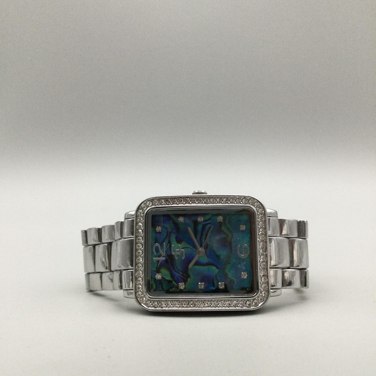 Chico’s Womens Watch 28mm Abalone Dial Silver Tone Bracelet New Battery 7″